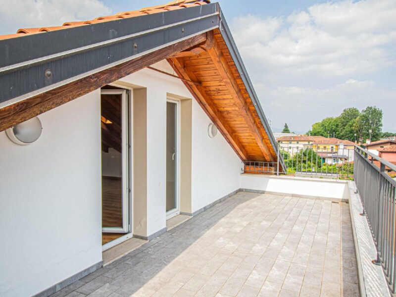 Paderno, Ultimo piano su due livelli con tre terrazzi, in palazzina di sole 4 unità Udine