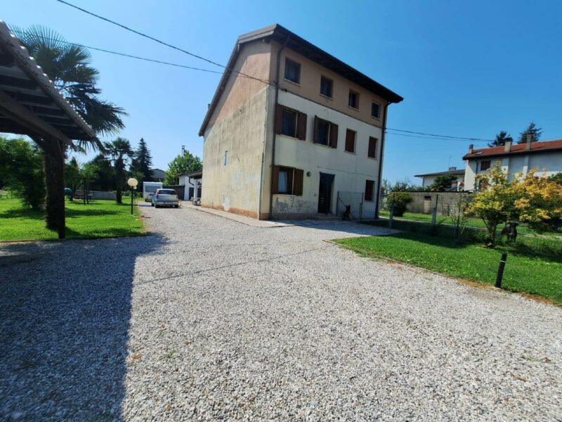Casa in bifamiliare con giardino e doppio posto auto coperto. Palazzolo dello Stella