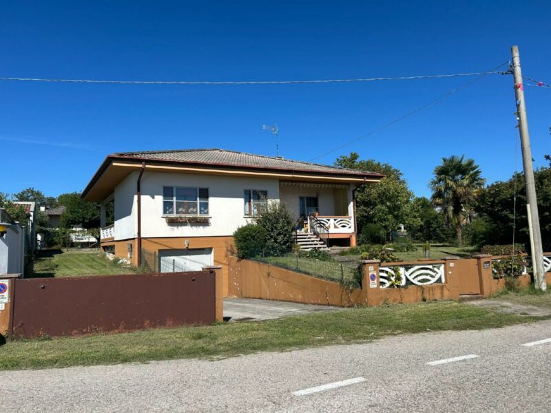 Vissandone – Una casa tutta da vivere: 3 camere, ampi spazi e 1.000 mq di giardino Basiliano