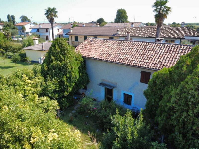Casa da ristrutturare in centro a Pocenia Pocenia