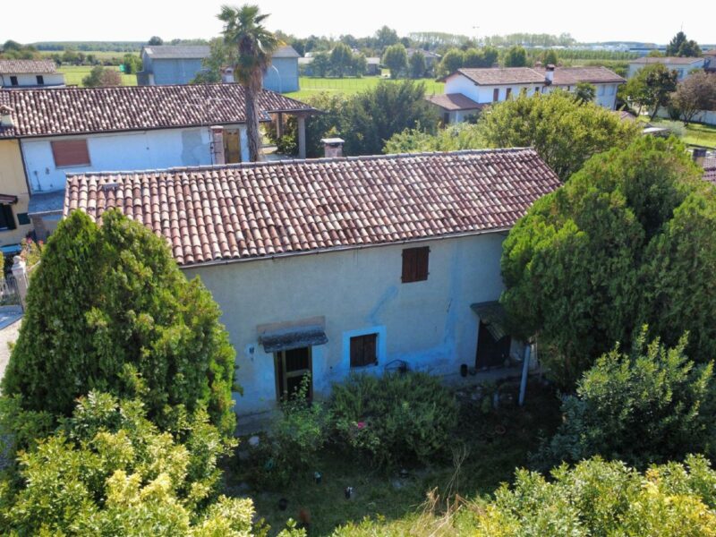 Casa con giardino e spazi da valorizzare Pocenia