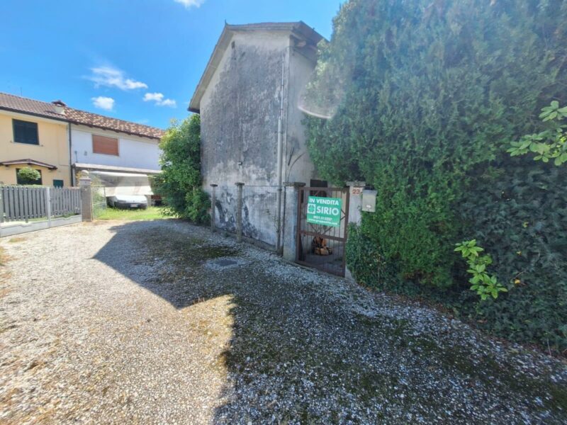 Casa friulana indipendente con giardino in centro Pocenia