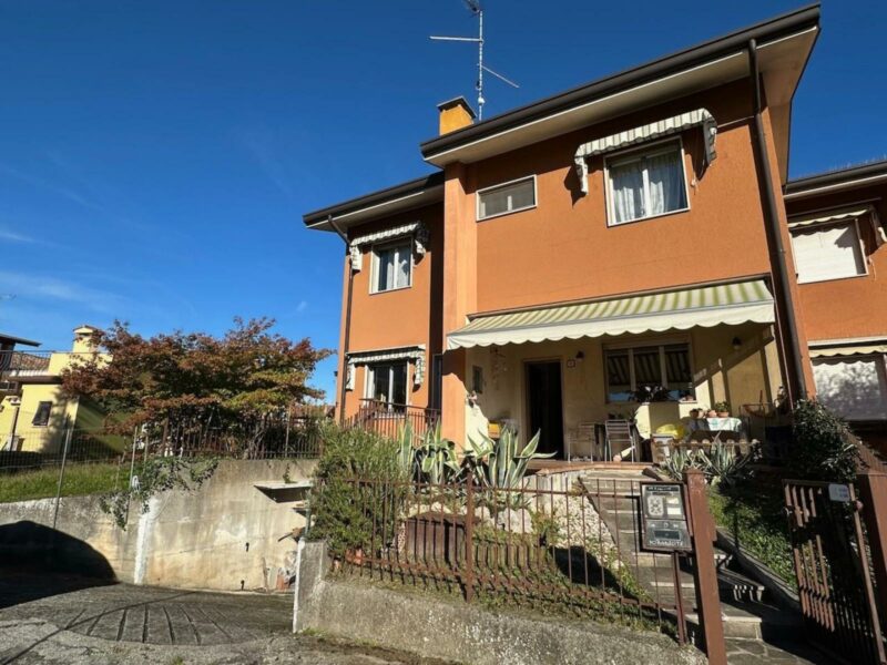 VILLASCHIERA DI TESTA TRICAMERE CON TAVERNA, GARAGE DOPPIO E BEL GIARDINO San Canzian d’Isonzo