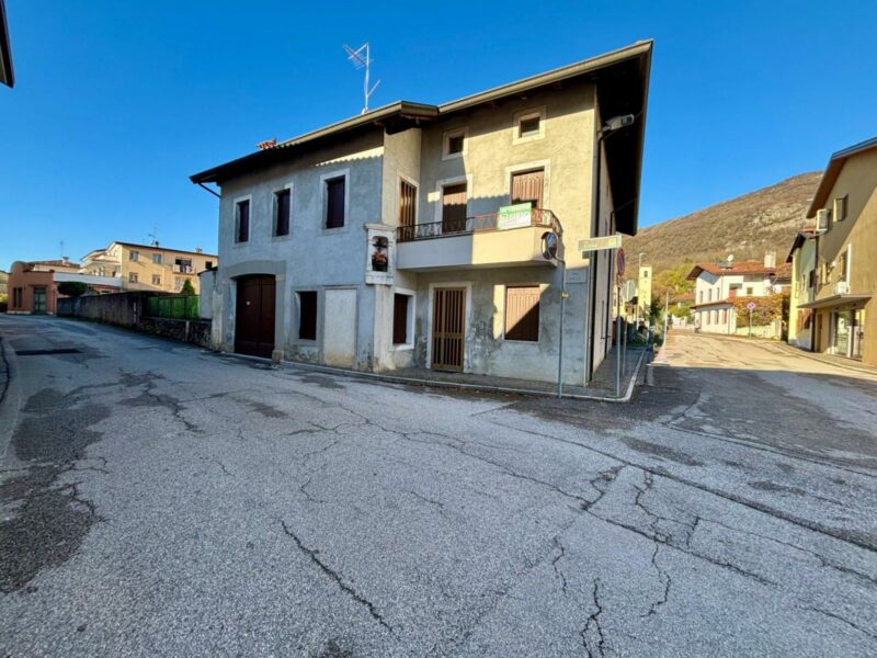 OPPORTUNITà UNICA: CASA CON RISERVATA CORTE INTERNA Travesio