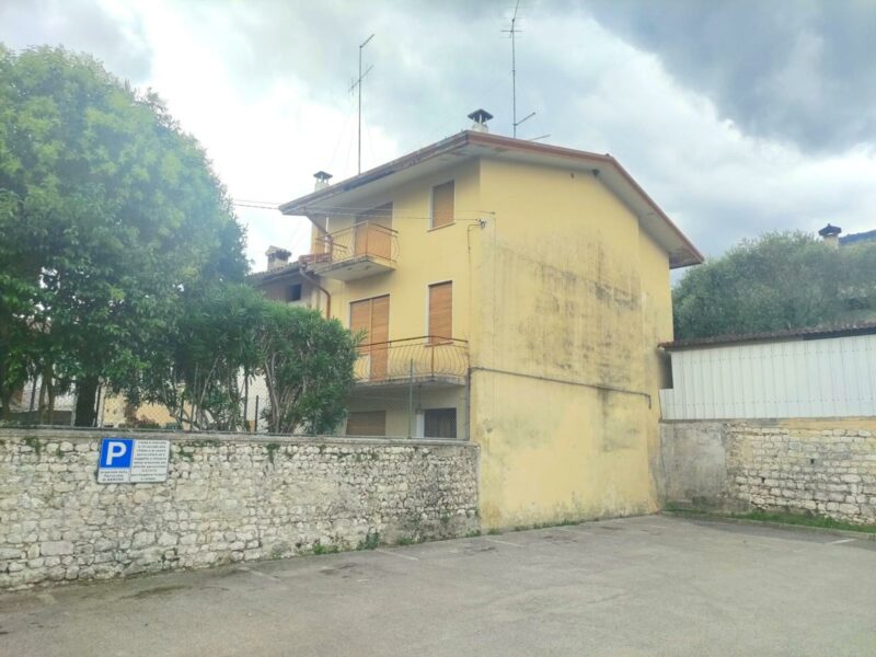Casa di testa in posizione centrale SARONE Caneva