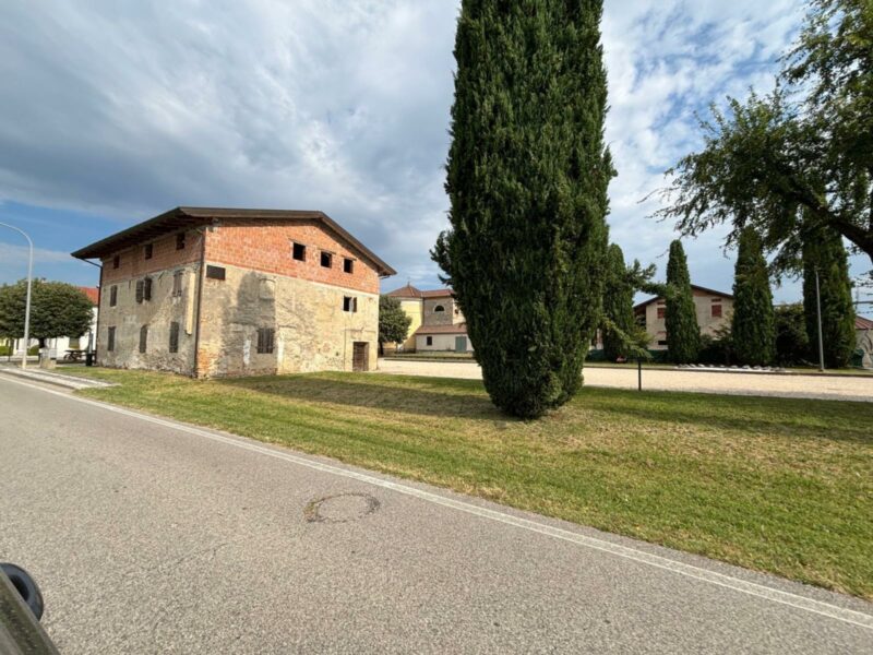 Rustico storico nel borgo di Paradiso Pocenia