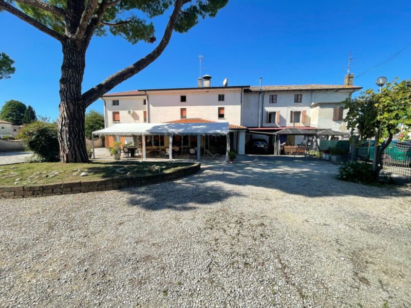 Intera proprietà con ampio spazio residenziale e ristorante Pocenia