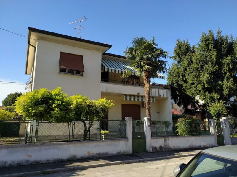 IN CONTESTO BIFAMILIARE: APPARTAMENTO AL PIANO TERRA CON GIARIDINO DA RIMODERNARE! Monfalcone