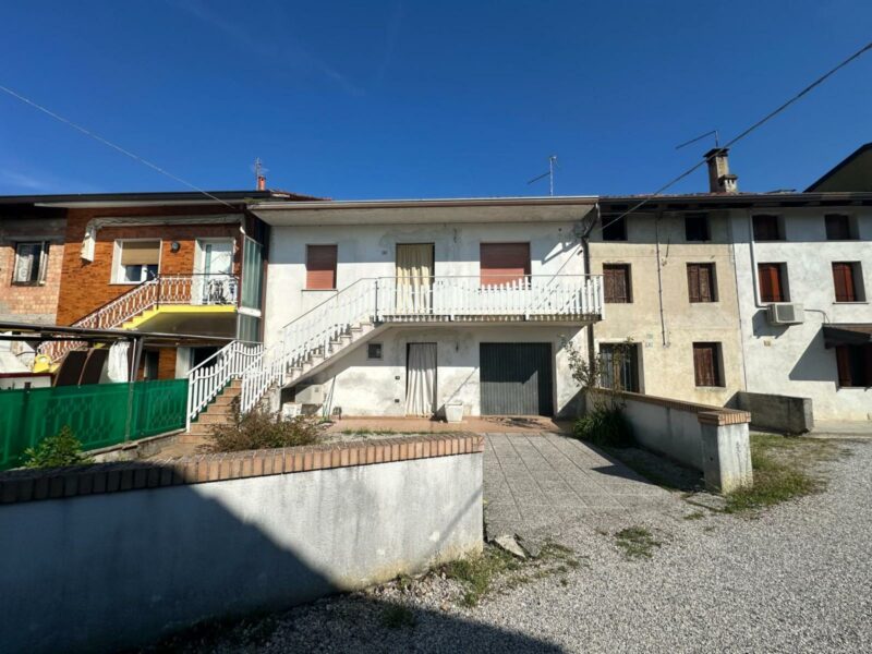 INTERESSANTE CASA IN LINEA CON GIARDINO E RUSTICO – perfetta per una o più famiglie, o per atti… Carlino