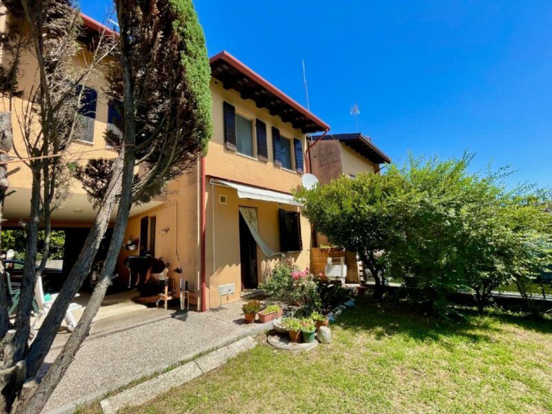 CASA A SCHIERA CON GIARDINO Travesio