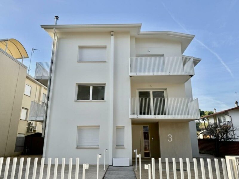 Bicamere ultimo piano ristrutturato con terrazze abitabili in location unica Lignano Sabbiadoro