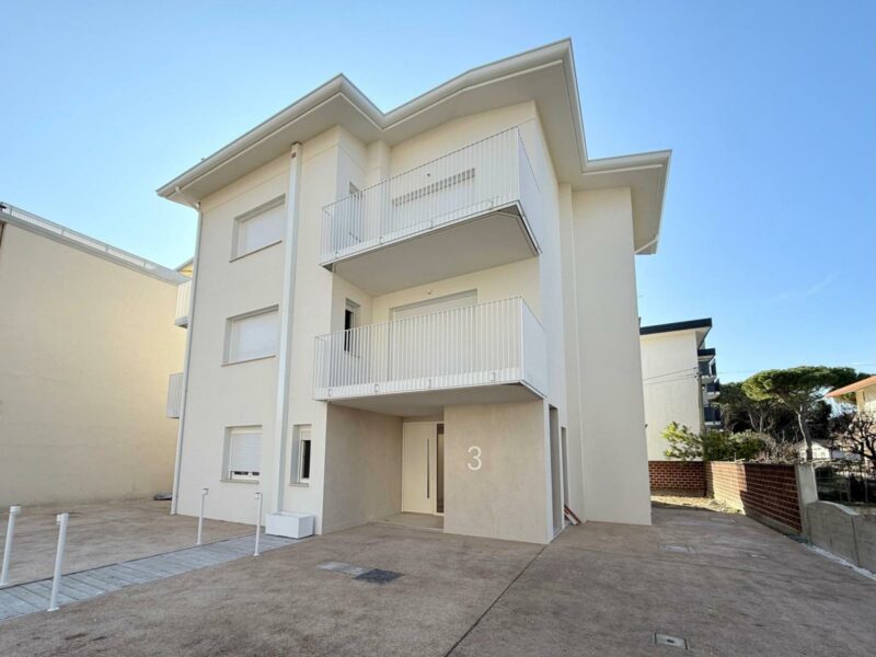 Ultimo piano ristrutturato con terrazze abitabili in location unica Lignano Sabbiadoro