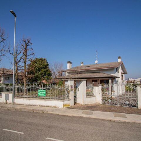 VILLA SINGOLA CON CURATO GIARDINO Buttrio