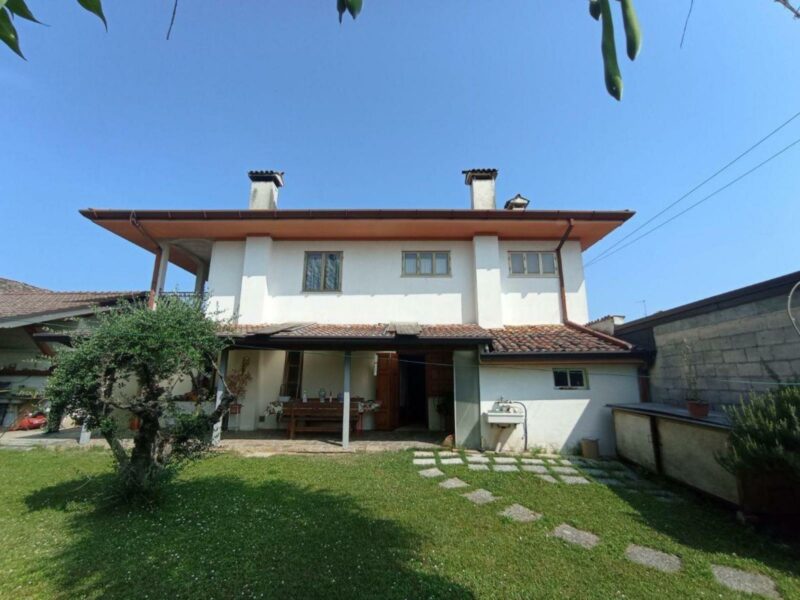 INTERA BIFAMILIARE CON AMPIO GIARDINO RECINTATO NEL CUORE DEL PAESE Castions di Strada