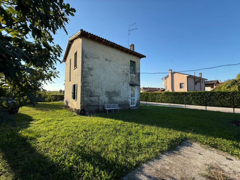 CASA DA RISTRUTTURARE – AMPIO GIARDINO Palazzolo dello Stella