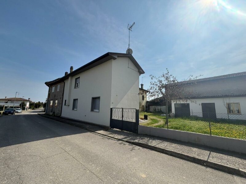 Ampia casa indipendente con giardino e garage Teor