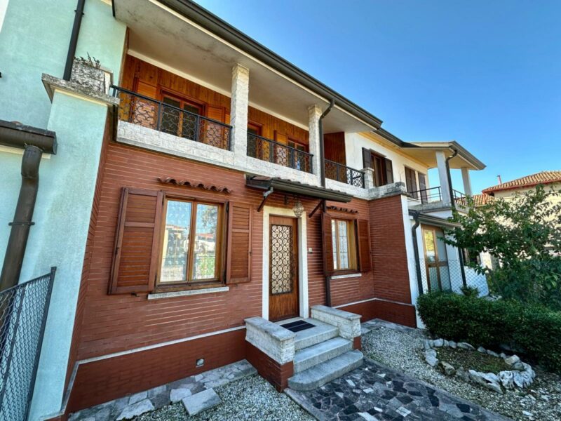 CASA IN LINEA CON DUE CAMERE DA LETTO, CORTE PRIVATA E GARAGE! Gradisca d’Isonzo
