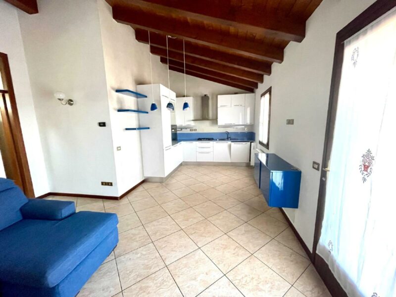 Ultimo piano con travi a vista, terrazzo e garage Rivignano Teor