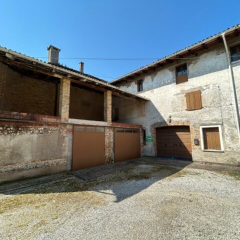 SUGGESTIVA CASA IN CORTE IN TIPICO STILE FRIULANO Bertiolo