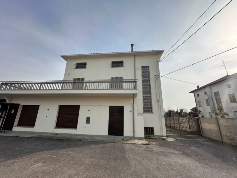INTERA PROPRIETA’ –  3 APPARTAMENTI ED UN LOCALE – VALIDO INVESTIMENTO Codroipo