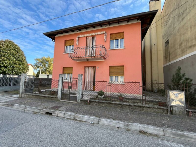 CASA INDIPENDENTE BIFAMILIARE – POSSIBILITA’ RICAVARE ABITAZIONE UNICA CON GIARDINO Camino al Tagliamento