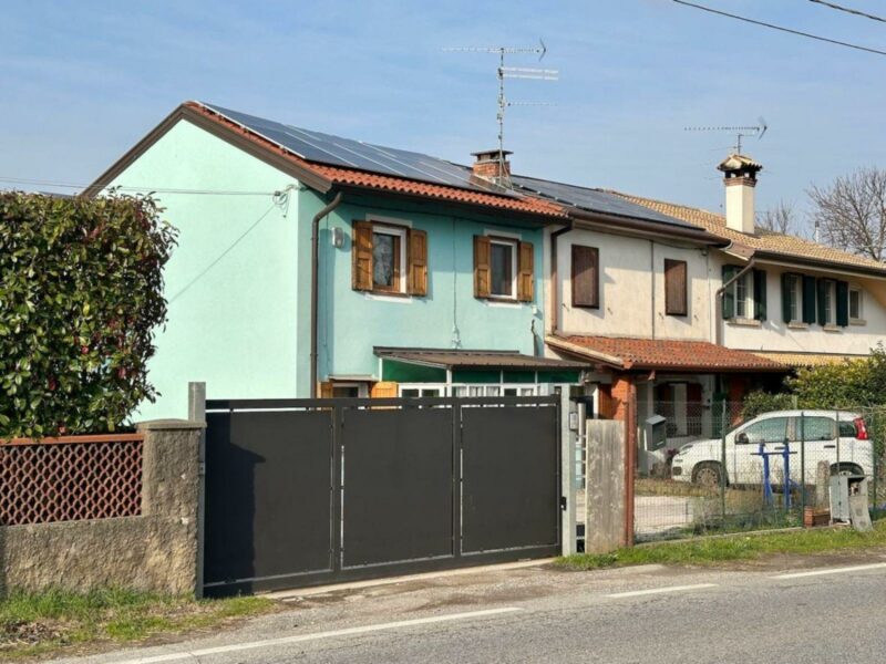 CASA ACCOSTATA RECENTEMENTE RISTRUTTURATA CON IMPIANTO FOTOVOLTAICO DOTATO DI ACCUMULO E AMPIO G… San Canzian d’Isonzo