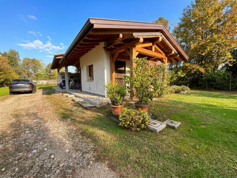 Proprietà immersa nel verde con magazino e portici Palazzolo dello Stella
