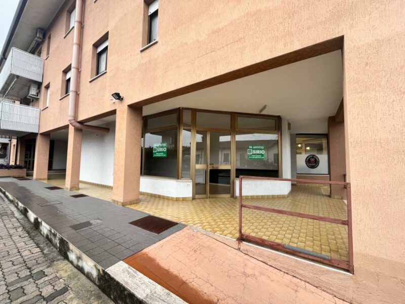 LOCALE COMMERCIALE VETRINATO CON SCANTINATO – ZONA STRATEGICA Tavagnacco