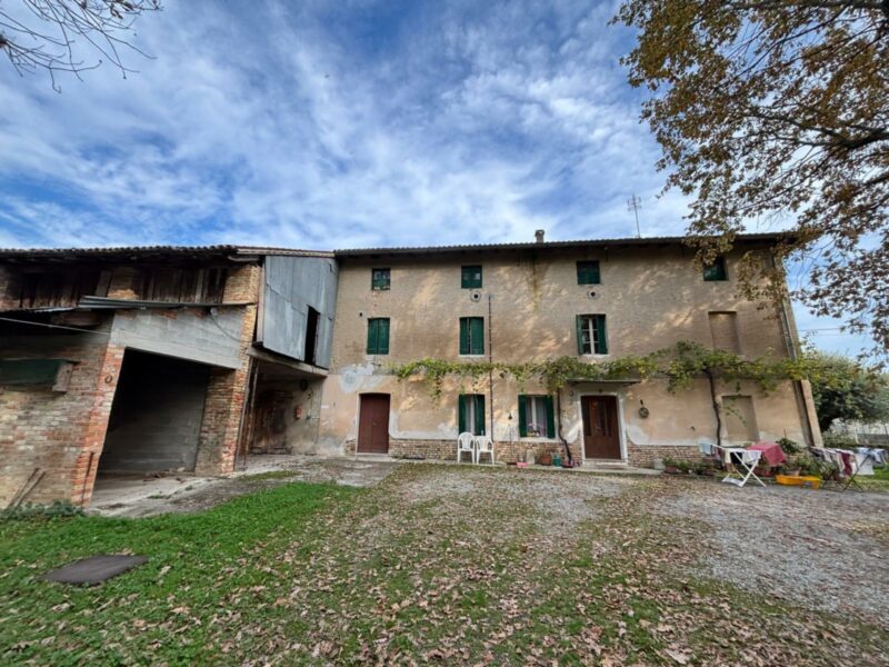 CASOLARE FRIULANO CON AMPIO TERRENO Porpetto