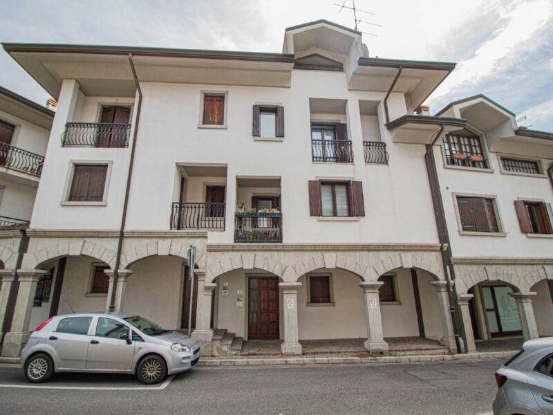 VILLASCHIERA PRONTA DA VIVERE IN POSIZIONE TRANQUILLA A DUE PASSI DAL CENTRO Tarcento