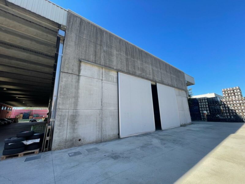 Capannone commerciale con cella frigo e area esterna Bibione