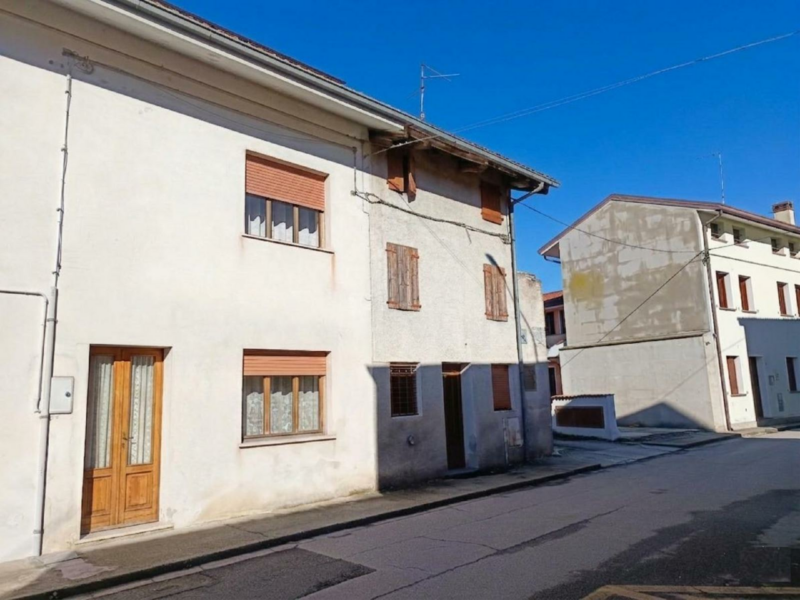 Casa accostata con posto auto in posizione tranquilla Ronchis