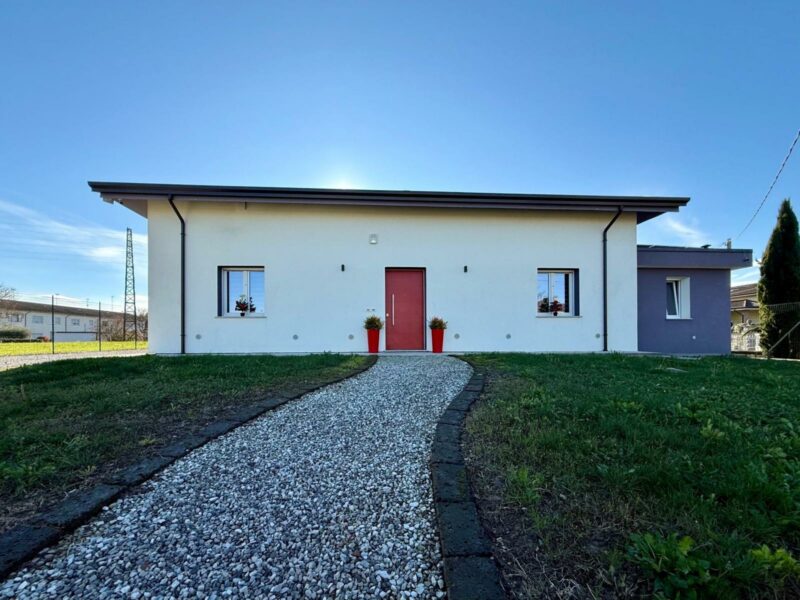 Villa indipendente su unico livello, completamente ristrutturata con bellissimo giardino Palazzolo dello Stella