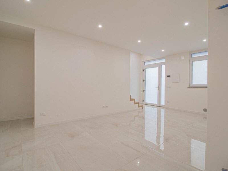 TRA VIALE UNGHERIA E VIA AQUILEIA: ESCLUSIVA CASA IN LINEA CON CORTE DI PROPRIETà Udine