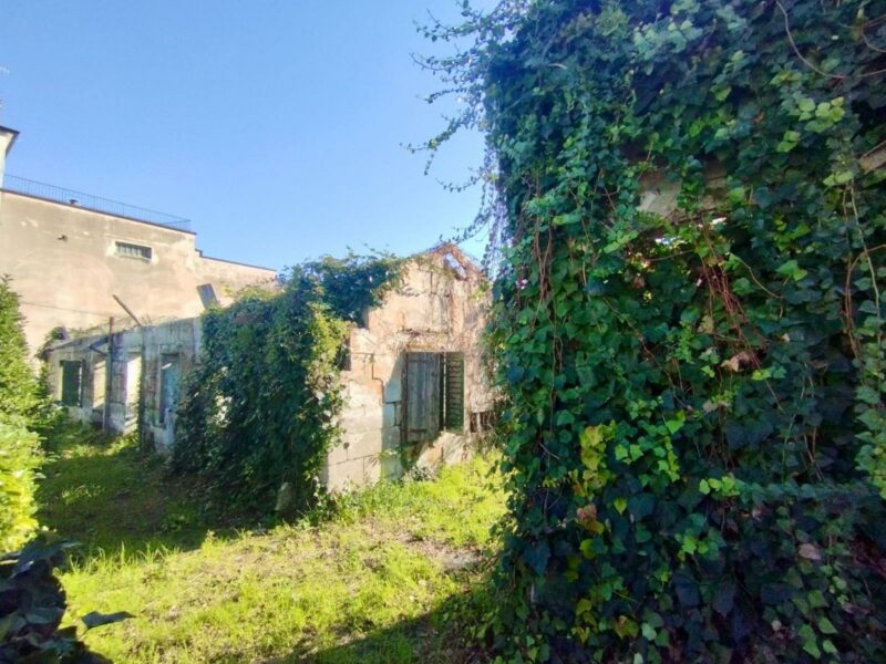 LOTTO EDIFICABILE DI 650 MQ CON EDIFICI DA DEMOLIRE E RISTRUTTURARE ! Monfalcone