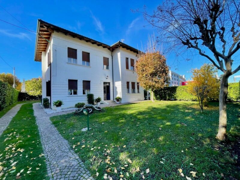 VILLA INDIPENDENTE IN POSIZIONE PRIVILEGIATA: storia, eleganza e luce! San Vito al Tagliamento