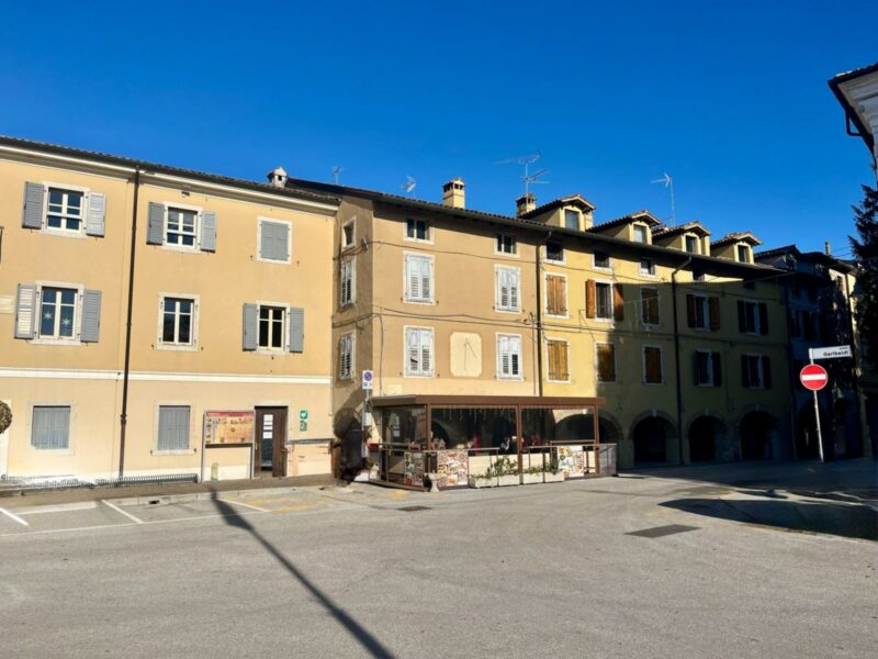 OPPORTUNITà DI INVESTIMENTO: INTERO FABBRICATO CON LOCALE COMMERCIALE E UNITà ABITATIVE Aquileia