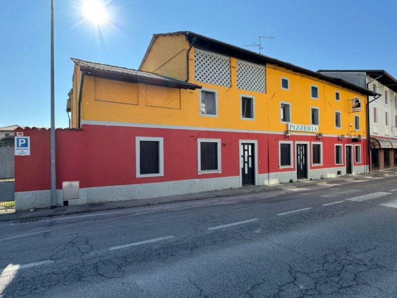 Stabile centrale con ampie potenzialità abitative e commerciali Flaibano