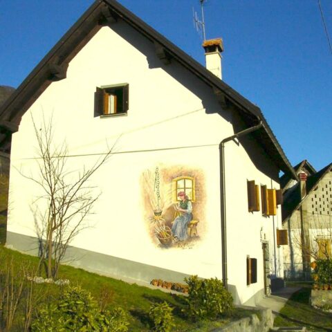 CASA INDIPENDENTE CON AMPIO GIARDINO NEL BORGO DI AVAGLIO Lauco