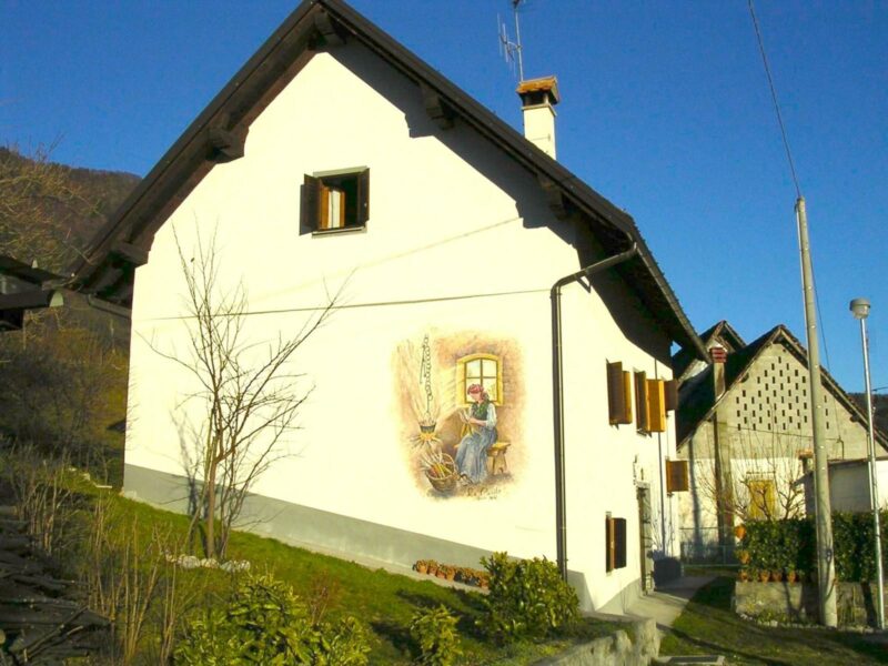 CASA INDIPENDENTE CON AMPIO GIARDINO NEL BORGO DI AVAGLIO Lauco