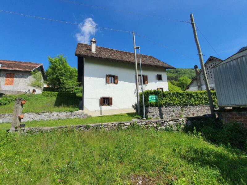 CASA INDIPENDENTE CON AMPIO GIARDINO NEL BORGO DI AVAGLIO Lauco