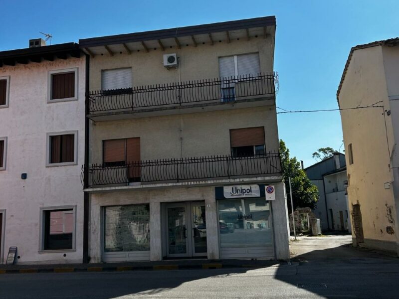 CENTRALISSIMO BICAMERE CON ANNESSO LOCALE COMMERCIALE San Giorgio di Nogaro
