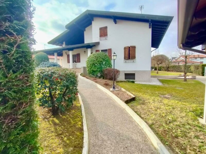 VILLA INDIPENDENTE DI PRESTIGIO: design che emoziona e ampio giardino! Spilimbergo