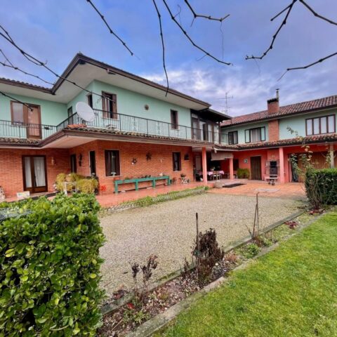 CASA INDIPENDENTE CON DUE UNITA’ E CAPANNONE: soluzione rara e completa! Sesto al Reghena
