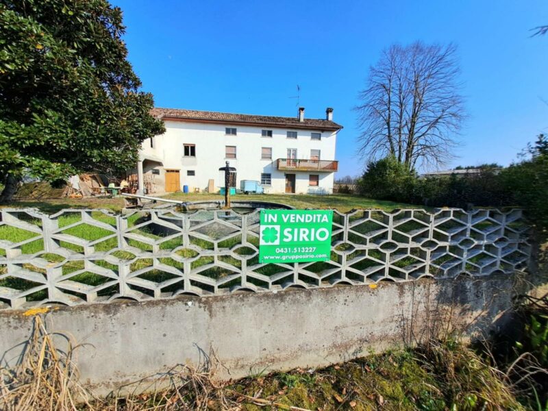 Ampia casa colonica da ristrutturare con terreno e fienile Pocenia