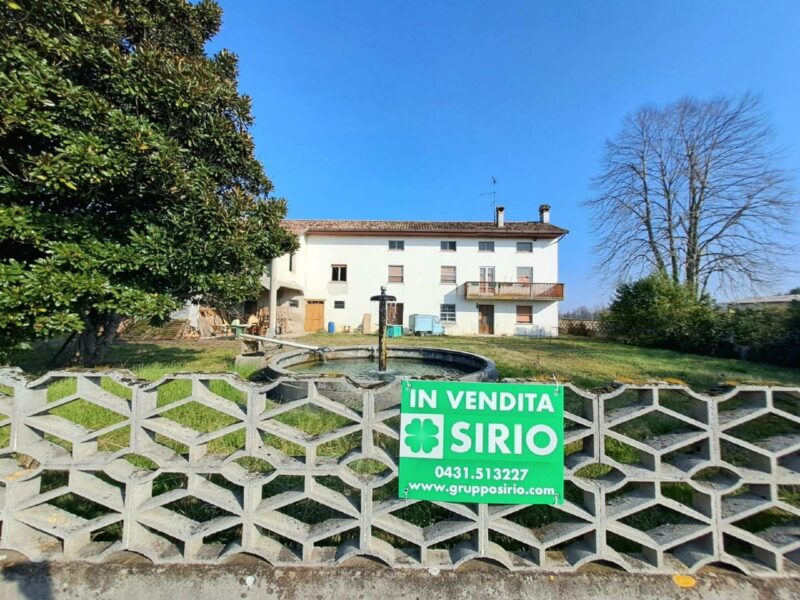 Ampia casa colonica da ristrutturare con terreno e fienile Pocenia
