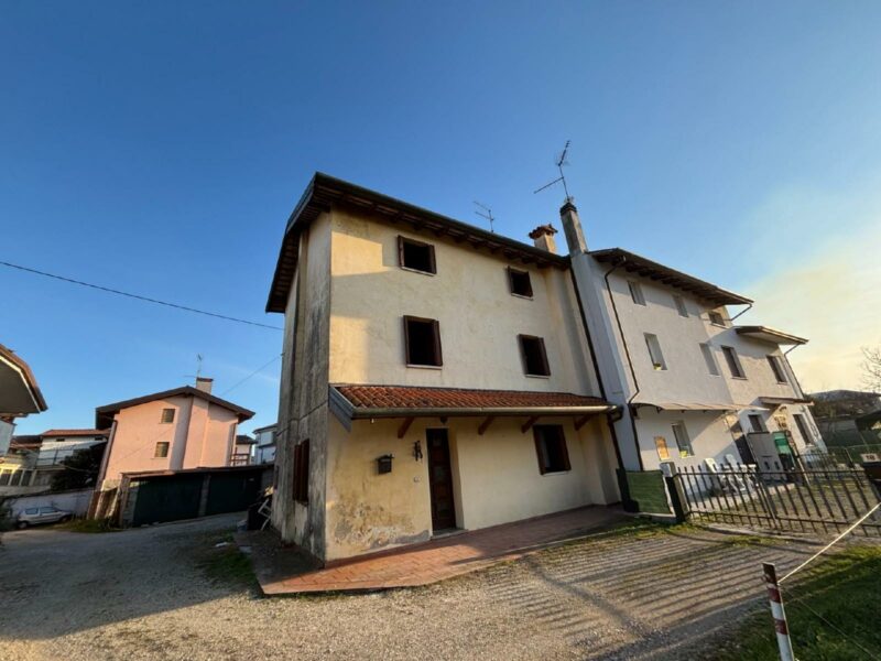 Casa bicamere su tre livelli con ampio scoperto Pocenia