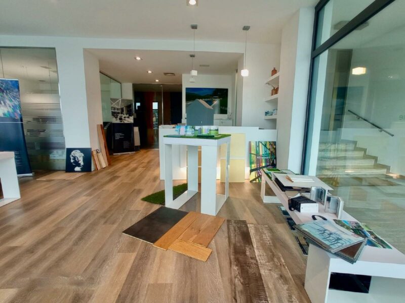 LOCALE COMMERCIALE RISTRUTTURATO CON AMPIE VETRINE – POSIZIONE TOP!!! Pasian di Prato