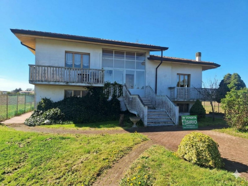 Ampia villa indipendente immersa nel verde con spazioso giardino Ronchis