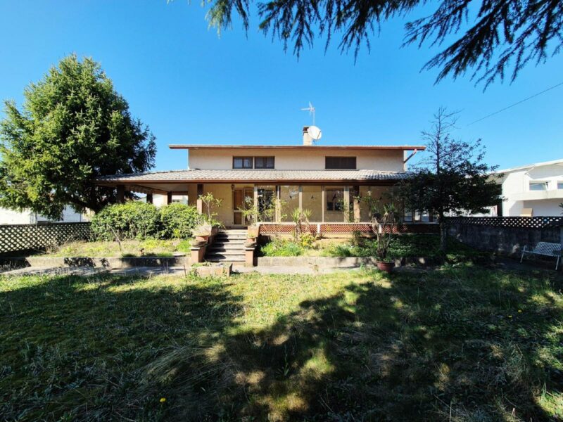 SPAZIOSA CASA INDIPENDENTE TRICAMERE CON GIARDINO E DOPPIO GARAGE Dignano